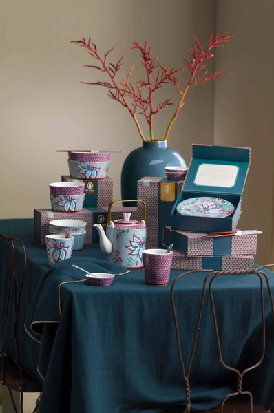 PIP Oriental Flower Festival Blau alle Produkte auf Tisch