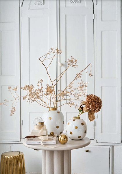 PIP Studio Metall Vase Punkte Weiss-Gold auf Beistelltisch Ansicht