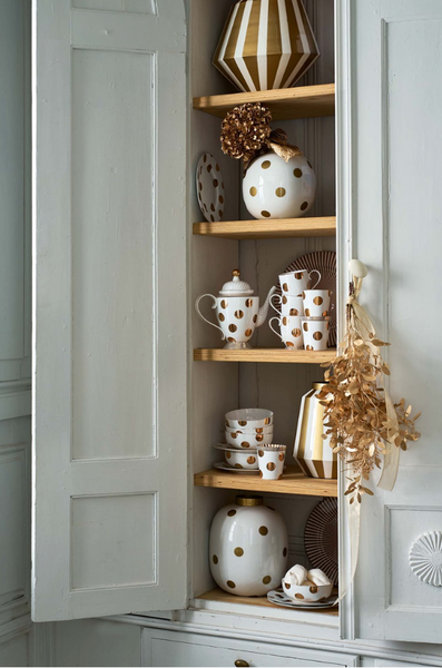 PIP Studio Metall Vase Punkte Weiss-Gold auf Schrank Ansicht gesamt