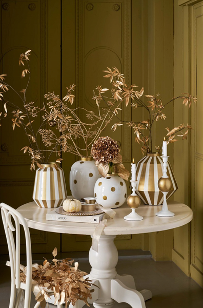PIP Studio Metall Vase Punkte Weiss-Gold auf Tisch Ansicht gesamt