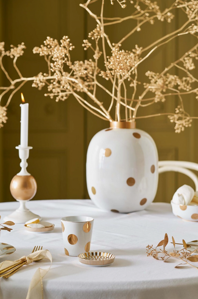 PIP Studio Metall Vase Punkte Weiss-Gold auf Tisch Ansicht
